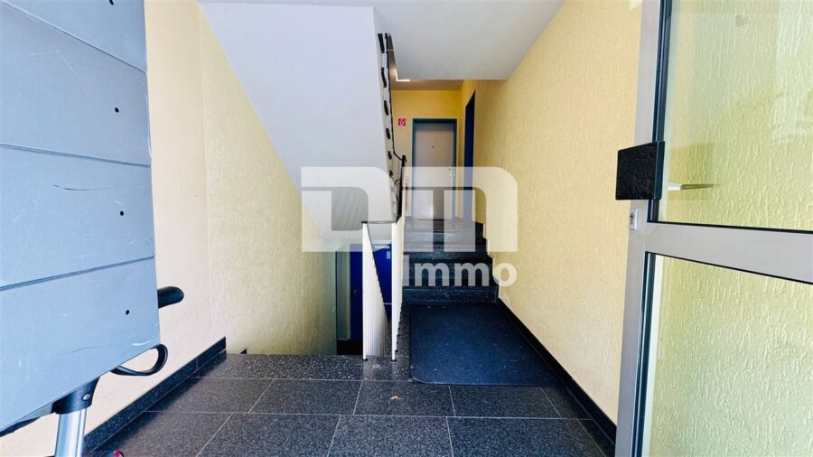 Gepflegte Dreizimmerwohnung mit Loggia in idyllischer Ortsrandlage /Campusnähe - Haupteingang Treppenhaus